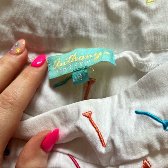 White golf shorts. - Picture 3 of 5